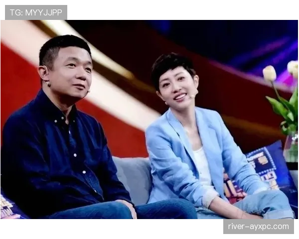 何卓佳这生活真不像跳台上的样子，谁能想到她私下竟然这么会宠娃？