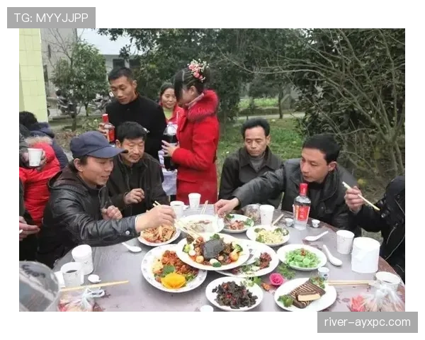 莱万训练完回家吃老婆做的饭，转头在更衣室啃鸡胸肉像在坐牢